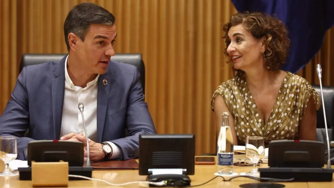  El presidente del Gobierno y secretario general del PSOE, Pedro S&aacute;nchez y la ministra de Hacienda y Funci&oacute;n P&uacute;blica, Mar&iacute;a Jes&uacute;s Montero 