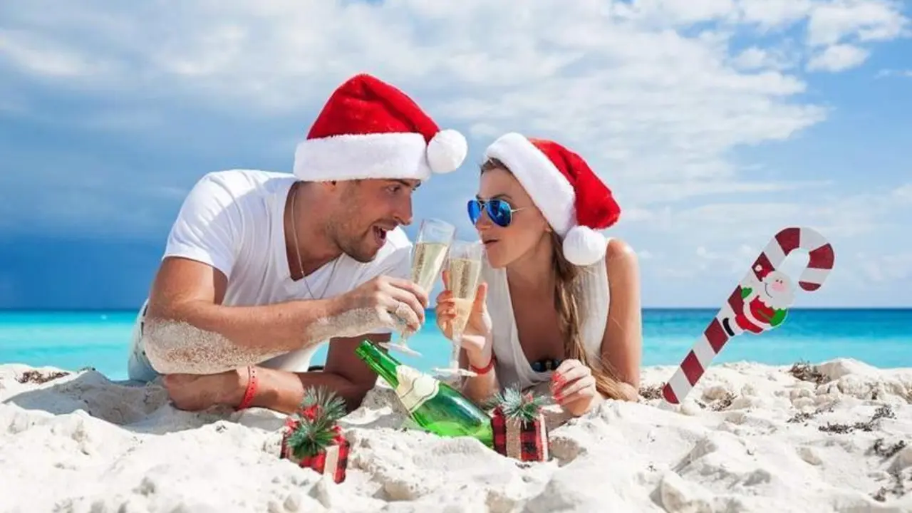  Pareja celebrando la Navidad en una playa paradisiaca 