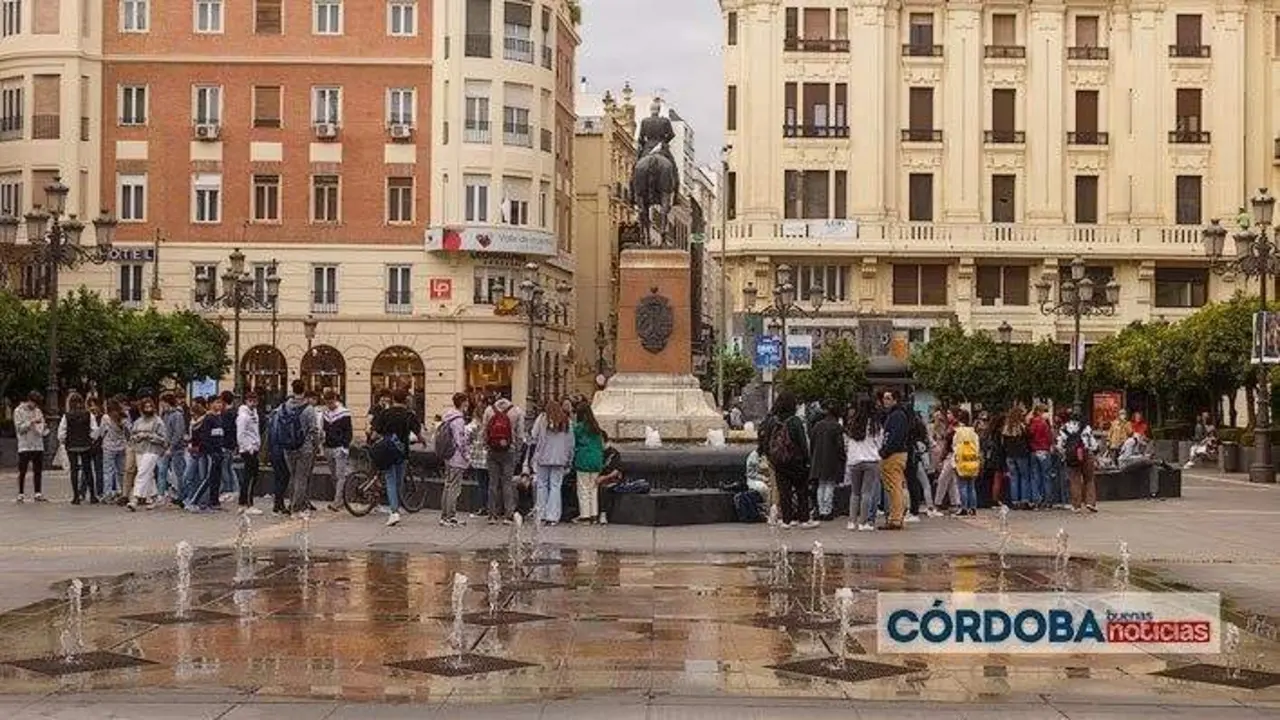  Grupo de j&oacute;venes en Plaza de las Tendillas 