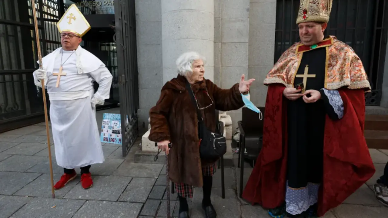  Las tres primeras personas que hacen cola frente al Sal&oacute;n de Loter&iacute;as 