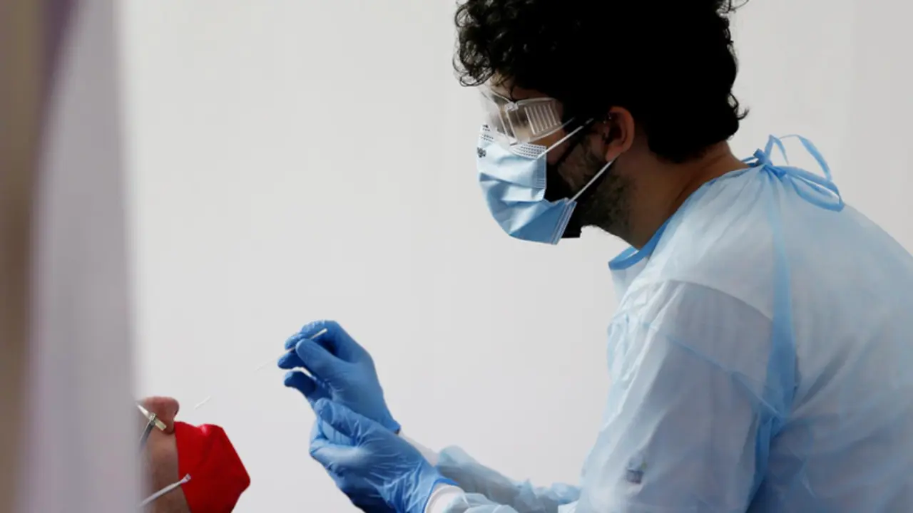  28 December 2021, Italy, Rome: A health worker collects a nasal swab sample from a woman to test for the Coronavirus (Covid-19) in a pharmacy. Photo: Cecilia Fabiano/LaPresse via ZUMA Press/dpa - Cecilia Fabiano/LaPresse via ZUM / DPA 