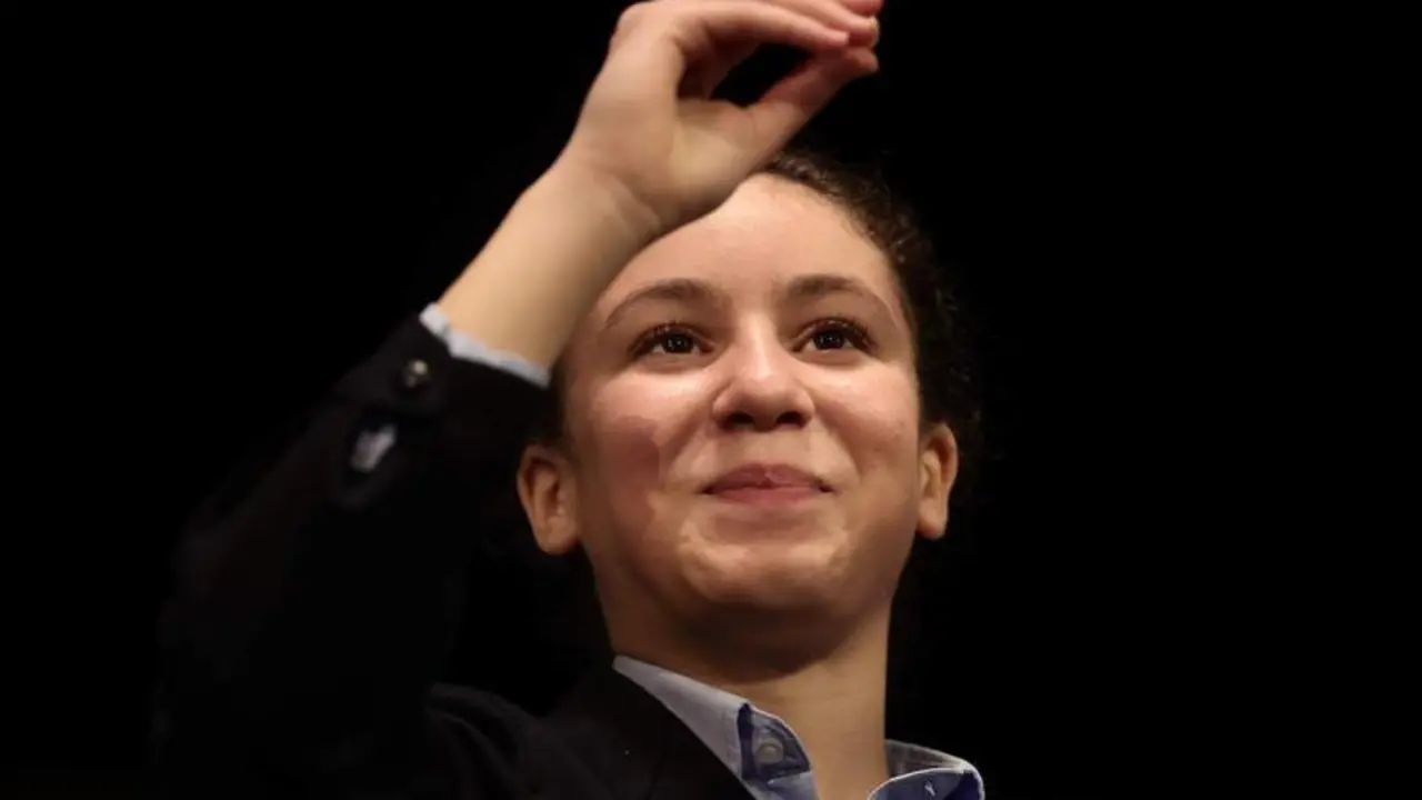  Archivo - Aya Ben, una de las ni&ntilde;as de la residencia de San Ildefonso, posa minutos despu&eacute;s de cantar el segundo y un quinto premio, durante la celebraci&oacute;n del Sorteo Extraordinario de la Loter&iacute;a de Navidad 2021 en el Teatro Real de Madrid, a 22 de diciem - Eduardo Parra - Europa Press - Archivo 