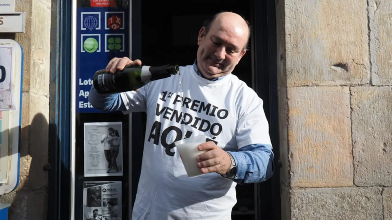  Jes&uacute;s Mari Madurga, propietario del estanco de la calle Ciudadela, en Pamplona, en el que se a vendido un d&eacute;cimo agraciado con el premio Gordo del Sorteo Extraordinario de la Loter&iacute;a de Navidad - EDUARDO SANZ - EUROPA PRESS 