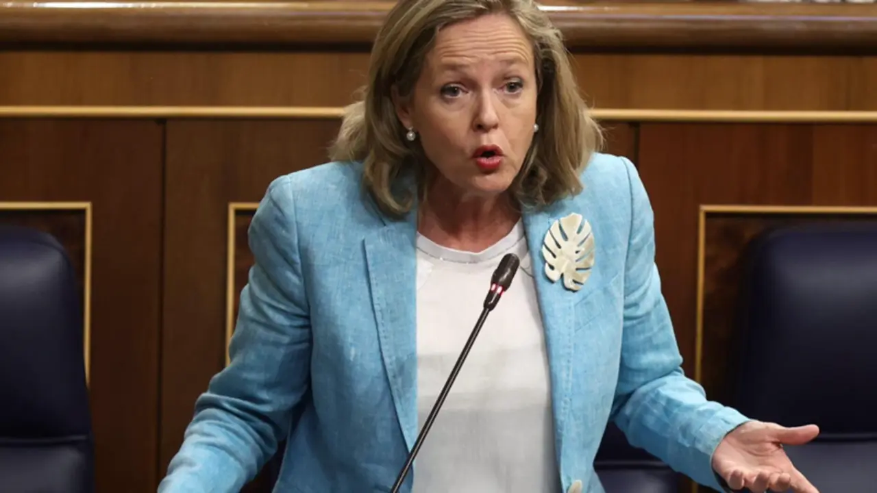  Archivo - La vicepresidenta primera del Gobierno, Nadia Calvi&ntilde;o, interviene en una sesi&oacute;n de control, en el Congreso - Eduardo Parra - Europa Press - Archivo 