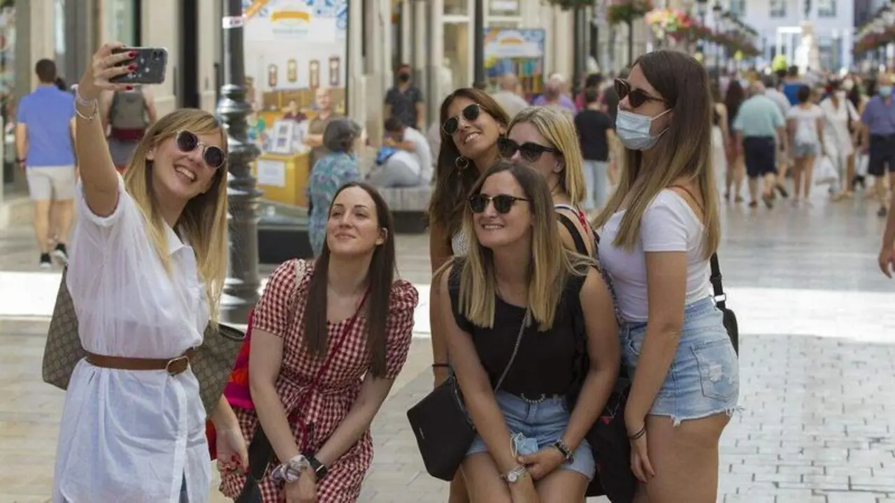  Grupo de mujeres haci&eacute;ndose un selfie 