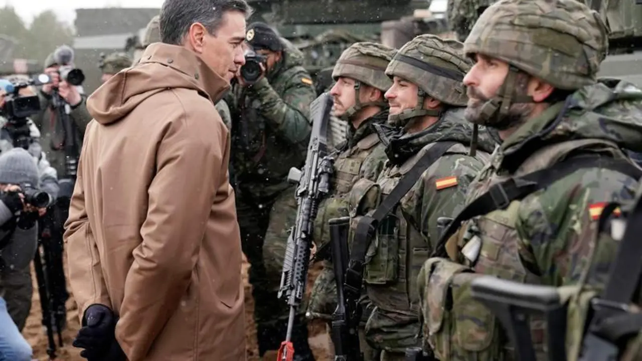  Pedro S&aacute;nchez con las tropas espa&ntilde;olas 