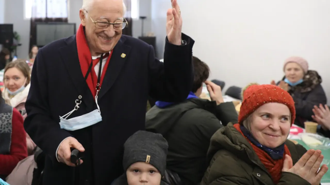  Archivo - El Padre &Aacute;ngel es felicitado por su cumplea&ntilde;os, por las personas llegadas de Ucrania, tras haber finalizado un viaje en autob&uacute;s, organizado por REMAR RUMAN&Iacute;A para escapar de Ucrania, a 11 de marzo de 2022, en Ajalvir, Madrid (Espa&ntilde;a). - Marta Fern&aacute;ndez Jara - Europa Press - Archivo 