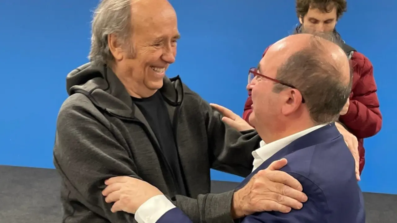  El cantautor barcelon&eacute;s Joan Manuel Serrat y el ministro de Cultura y Deporte, Miquel Iceta - @MIQUELICETA 