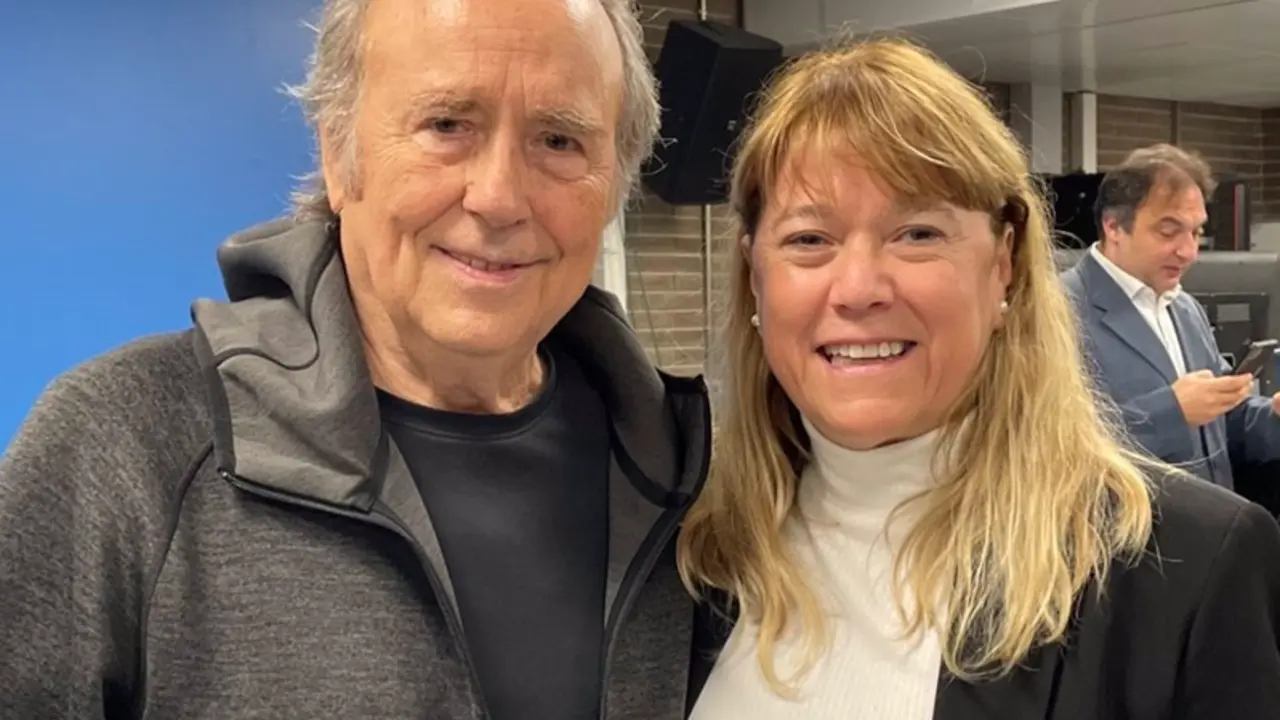  La consellera de Cultura, Nat&agrave;lia Garriga, junto al cantautor Joan Manuel Serrat - @NATALIA_GARRIGA 