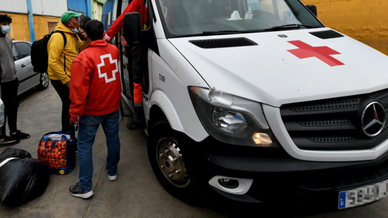  Archivo - Imagen de archivo de un equipo de Cruz Roja atendiendo a migrantes en Ceuta. - Antonio Sempere - Europa Press - Archiv 