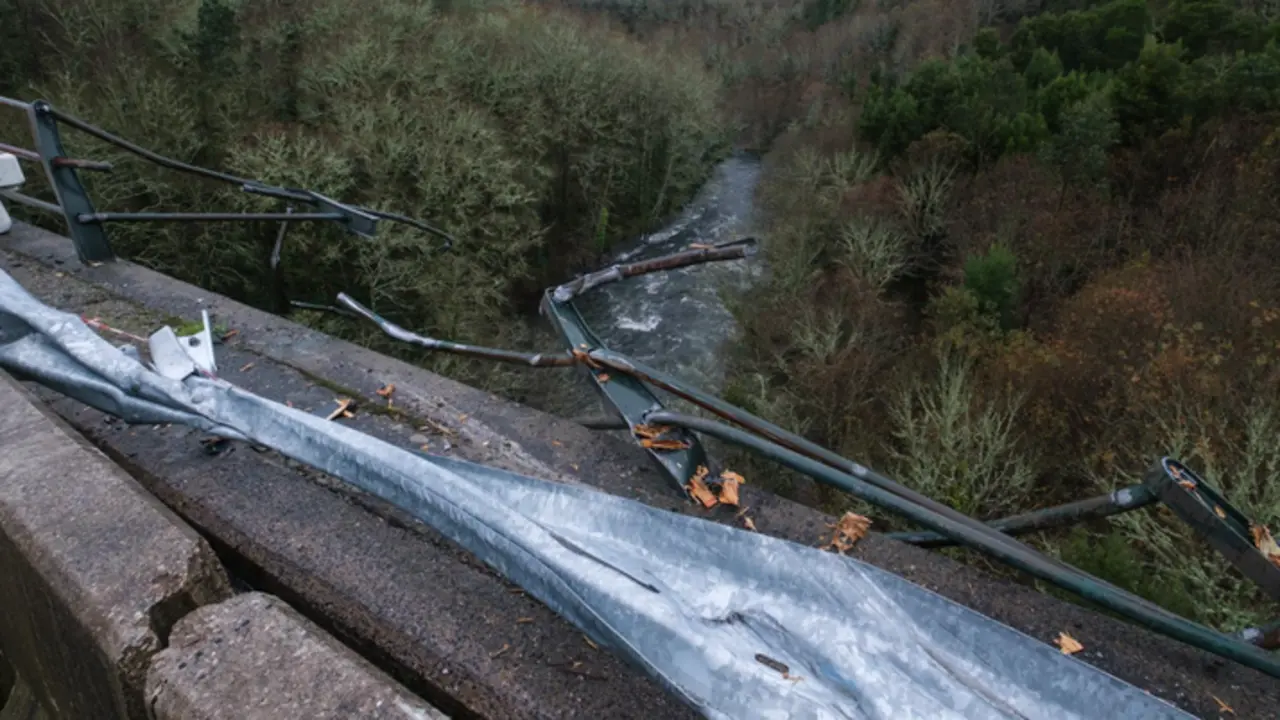  Estado en el que ha quedado la mediana por donde se despe&ntilde;&oacute; el autob&uacute;s, en el r&iacute;o L&eacute;rez , a 25 de diciembre de 2022, en el concello de Cerdedo-Cotobade, Pontevedra, Galicia. - C&eacute;sar Arxina - Europa Press 