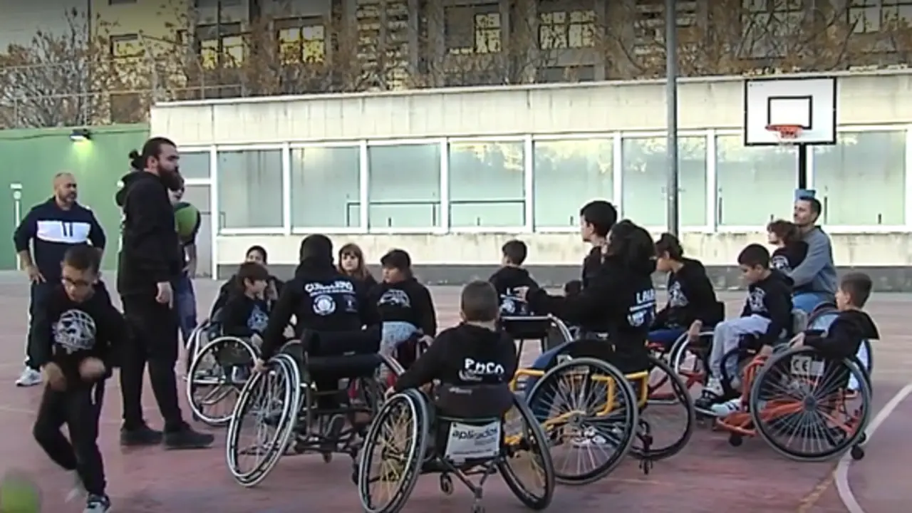  Paco y sus compa&ntilde;eros en el patio de CEIP Tom&aacute;s de Villarroya de Valencia 