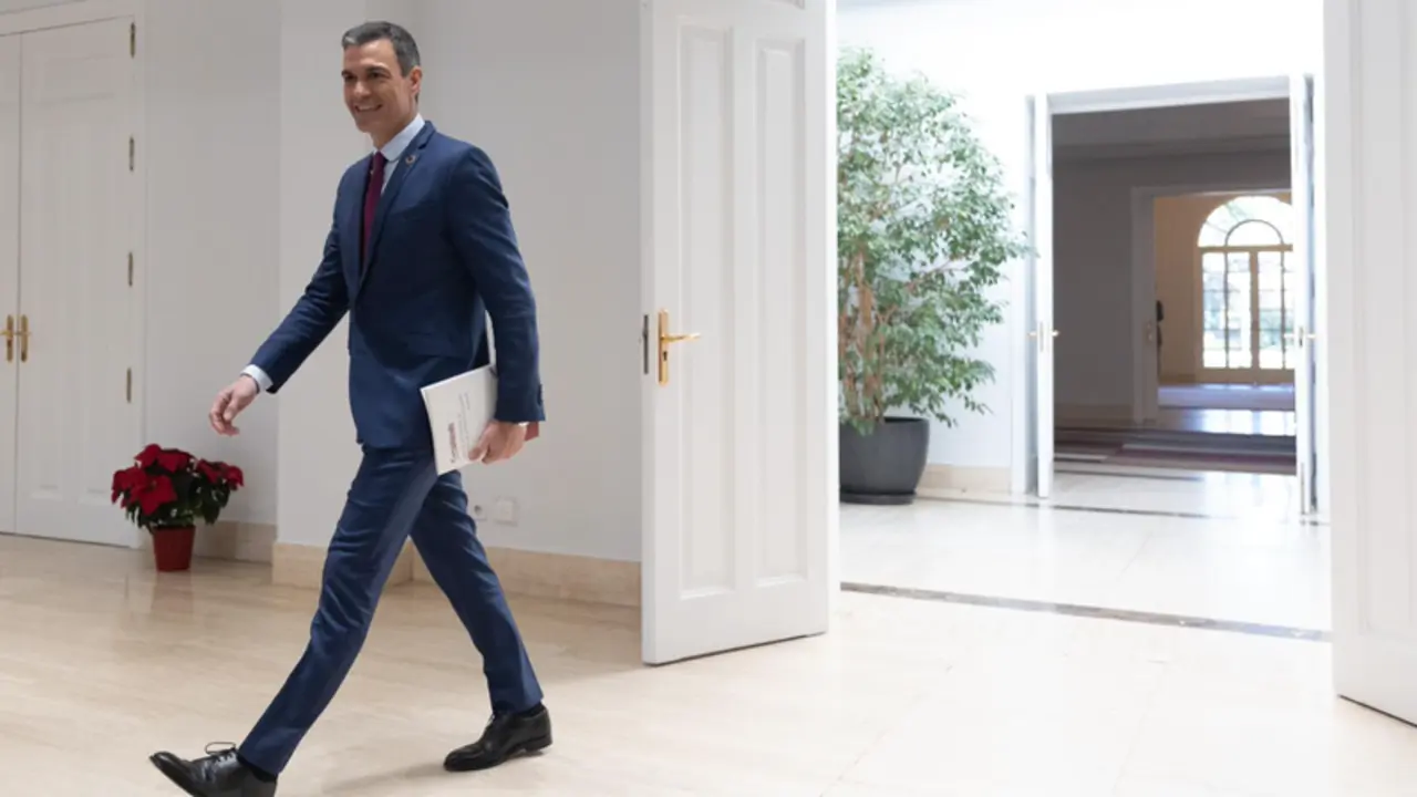  El presidente del Gobierno, Pedro S&aacute;nchez, a su llegada a una rueda de prensa tras el &uacute;ltimo Consejo de Ministros, en el Complejo de la Moncloa, a 27 de diciembre de 2022, en Madrid (Espa&ntilde;a). Durante su comparecencia, S&aacute;nchez ha hecho un balance pol&iacute;tico - Eduardo Parra - Europa Press 