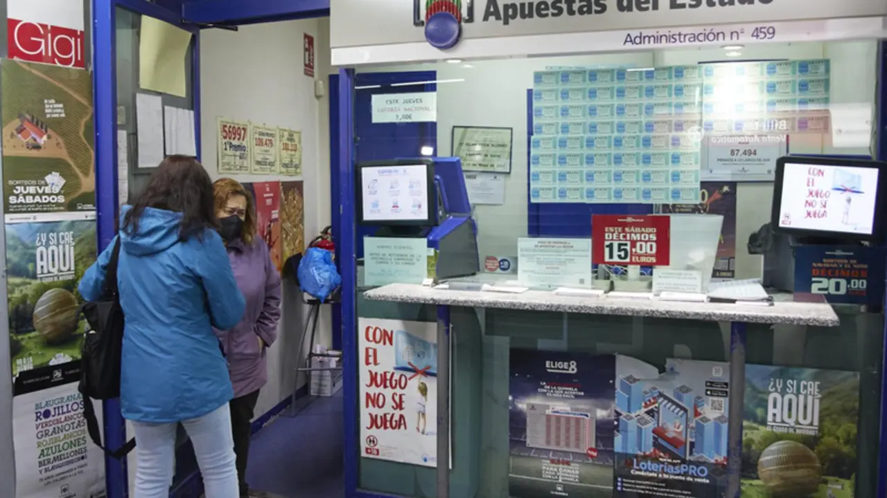 Archivo - Varias empleadas en la administraci&oacute;n situada en la zona del AVE de la Estaci&oacute;n de Atocha que ha vendido parte del n&uacute;mero 44469 correspondiente al segundo premio del Sorteo Extraordinario de la Loter&iacute;a de Navidad, a 6 de enero de 2022, en Madrid - Jes&uacute;s Hell&iacute;n - Europa Press - Archivo 