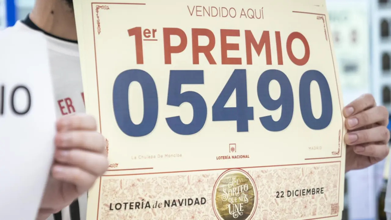  Un empleado de la administraci&oacute;n situada en el intercambiador de Moncloa llamada 'La chulapa de Moncloa' celebra que han vendido parte del n&uacute;mero 5490 correspondiente al 'Gordo' del Sorteo Extraordinario de la Loter&iacute;a de Navidad, a 22 de diciembre de 2022 - A. P&eacute;rez Meca - Europa Press 