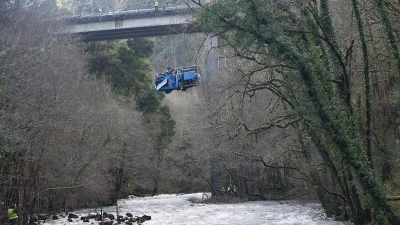  Logran retirar el autob&uacute;s accidentado en Cerdedo-Cotobade (Pontevedra) del cauce del r&iacute;o L&eacute;rez 