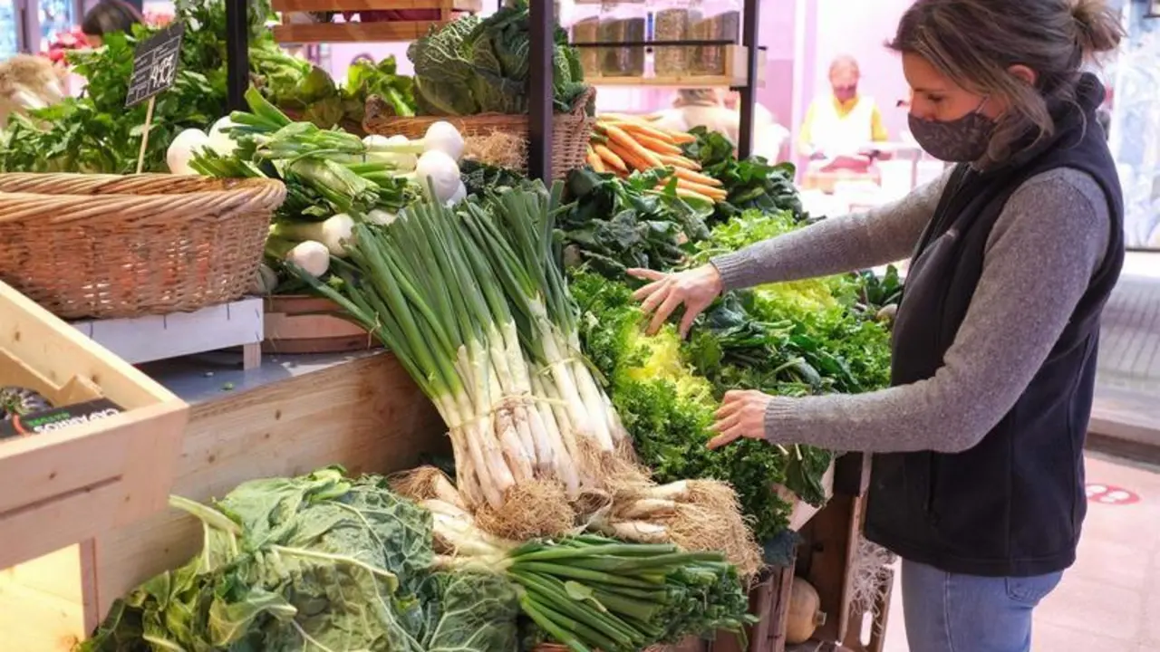  Una mujer coloca los 'cal&ccedil;ots&rsquo; en su establecimiento de verduras, a 28 de enero de 2022, en Maspujols, Tarragona, Catalunya (Espa&ntilde;a). Comienza en la provincia de Tarragona la temporada de recogida de los &lsquo;cal&ccedil;ots&rsquo;. Esta variedad de cebolla da lu 