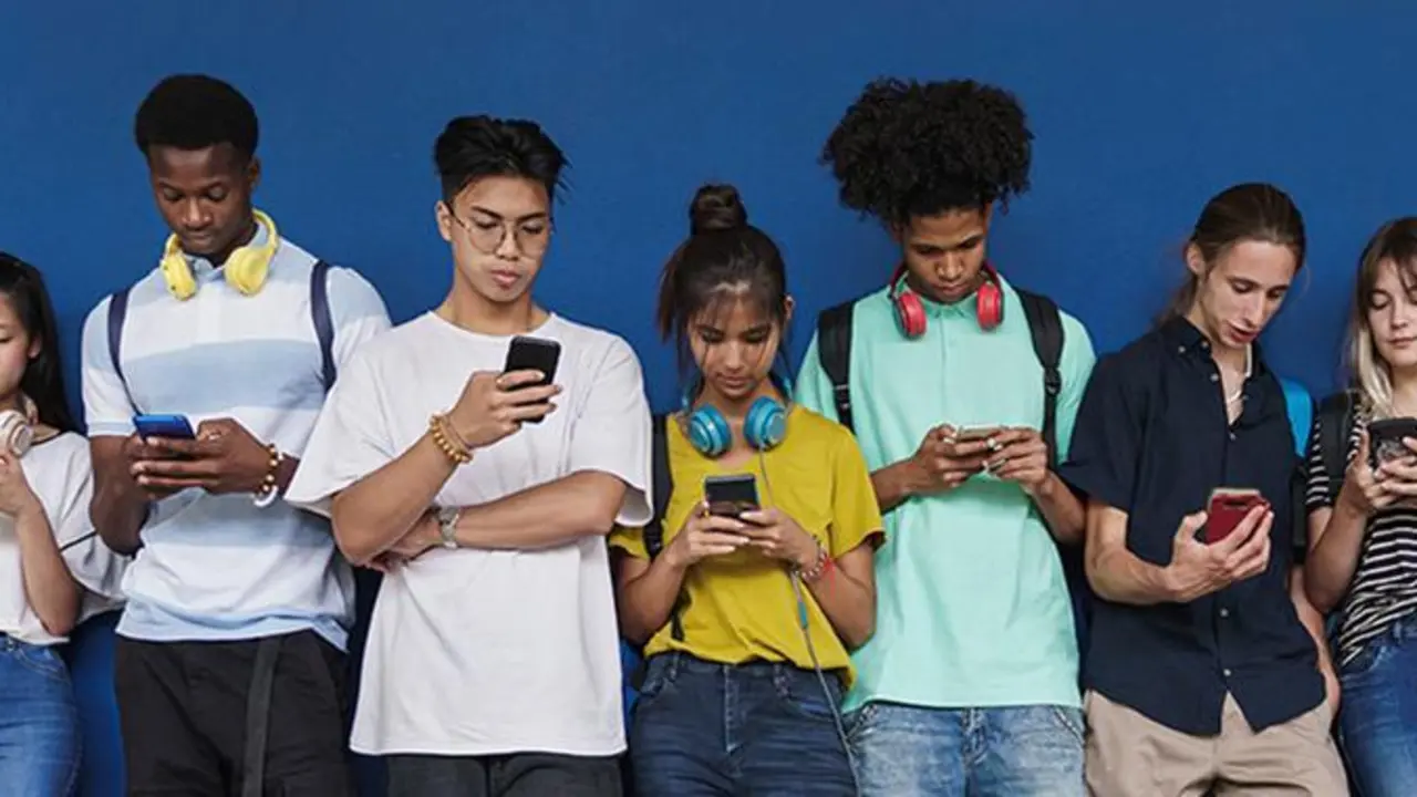  Adolescentes con su tel&eacute;fono. 