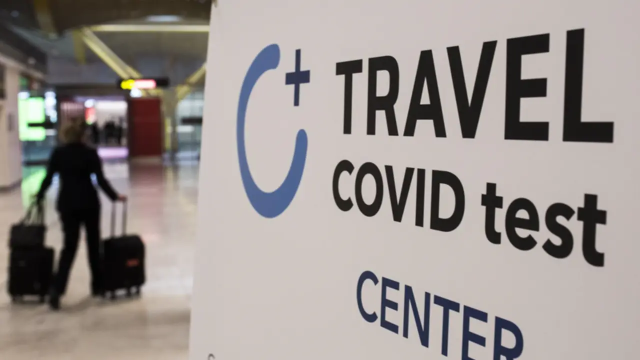  Archivo - Un cartel en el que se lee: "Travel Covid Test Center" en la terminal T4 del Aeropuerto Adolfo Su&aacute;rez Madrid-Barajas, a 21 de mayo de 2021. - Alejandro Mart&iacute;nez V&eacute;lez - Europa Press - Archivo 