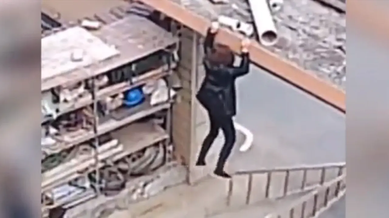  La mujer colgada del tejado de su vivienda 