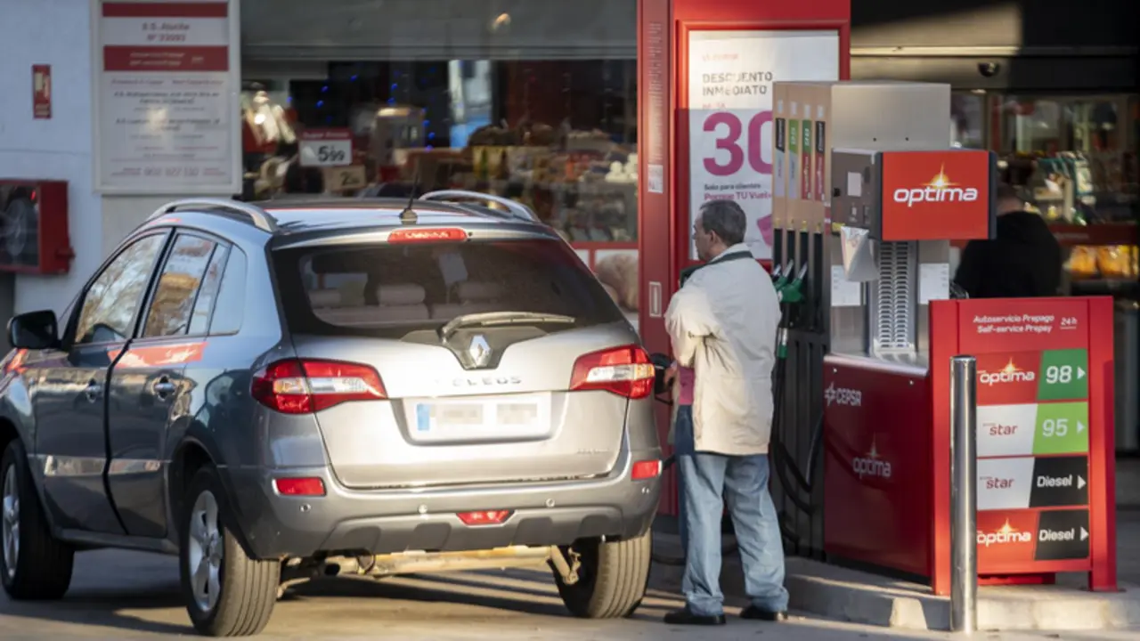  Un hombre reposta combustible en una gasolinera, a 27 de diciembre de 2022, en Madrid (Espa&ntilde;a). - A. P&eacute;rez Meca - Europa Press 