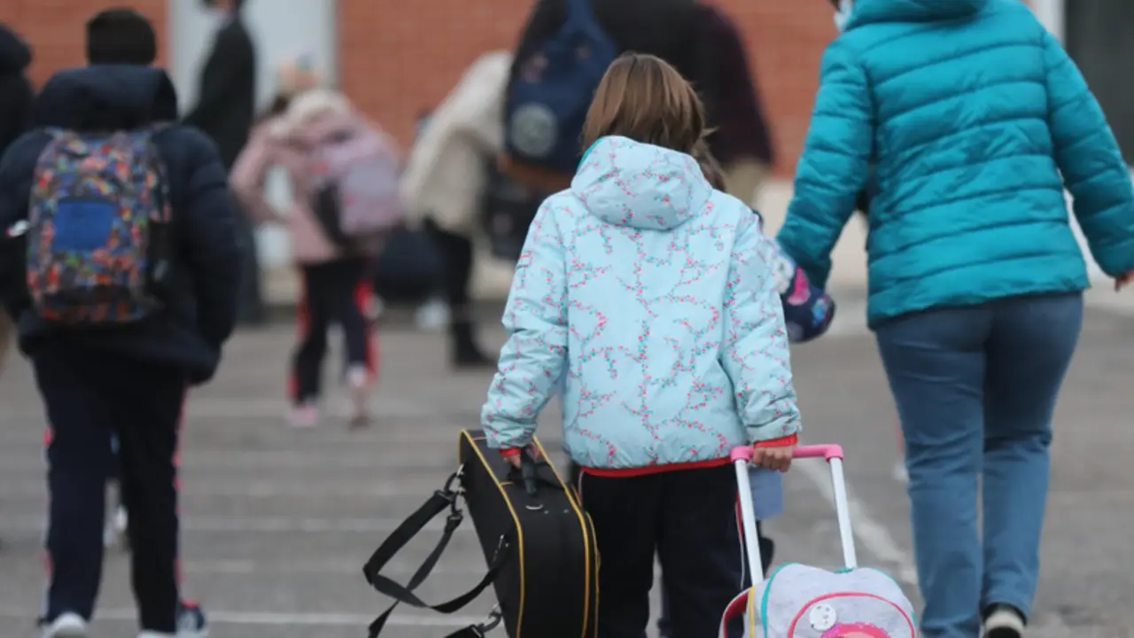  Archivo - Una ni&ntilde;a a su llegada a clase - Isabel Infantes - Europa Press - Archivo 