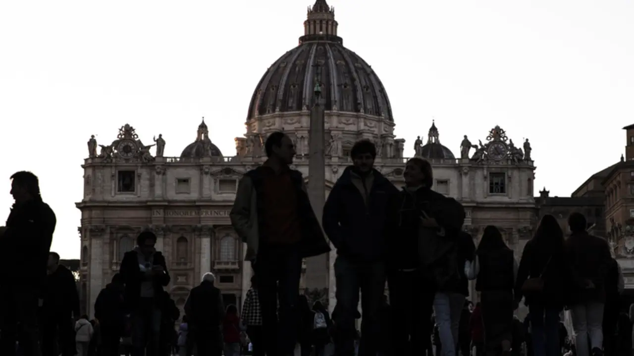 December 28, 2022, VATICAN CITY, Italia: People walk in St. Peter's Square, Vatican City, 28 December 2022. Pope Francis on 28 December asked the faithful to pray for his predecessor, Pope Emeritus Benedict XVI, who he said was 'very sick' at the age of 9 - Europa Press/Contacto/Angelo Carconi 