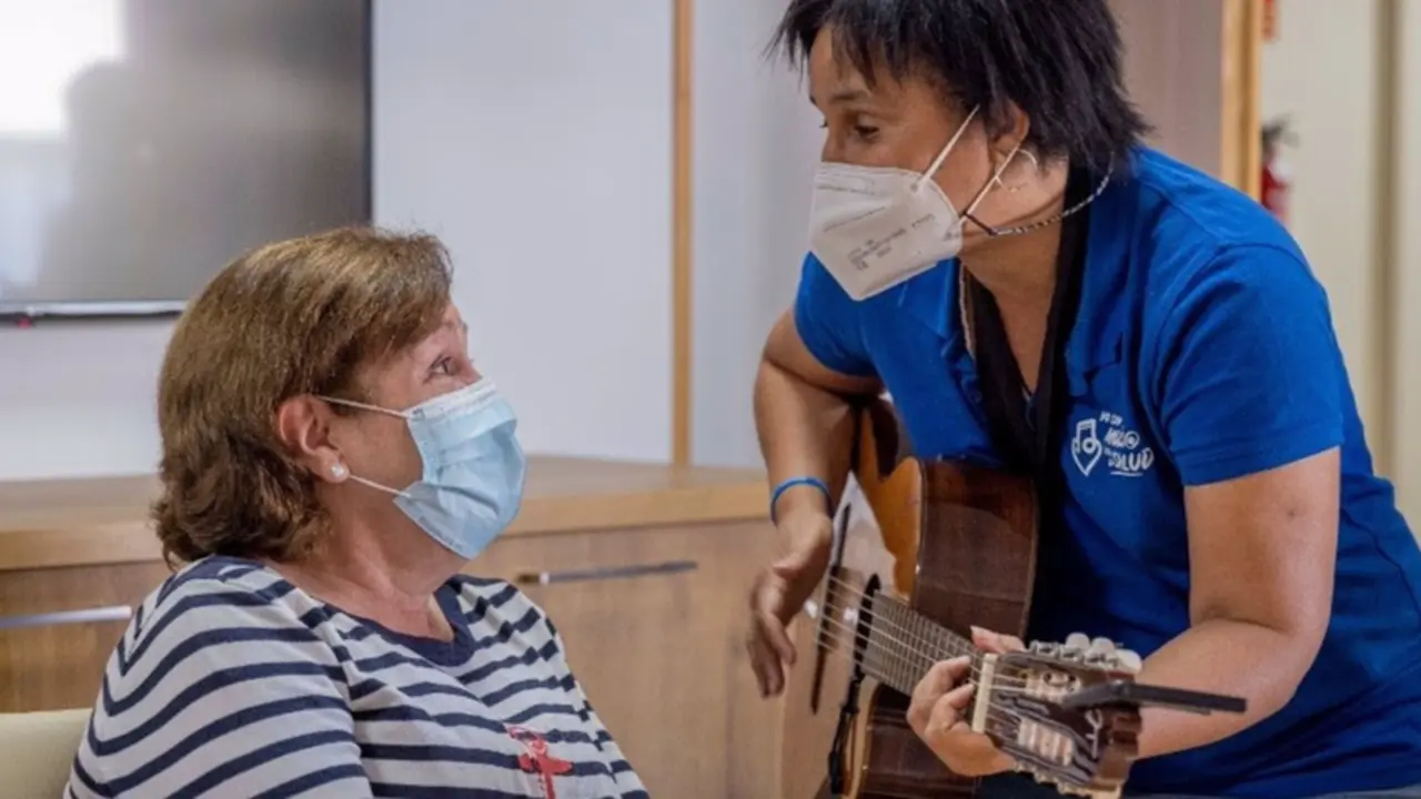  Archivo - Persona mayor, cantar, terapia. - M&Uacute;SICOS POR LA SALUD - Archivo 