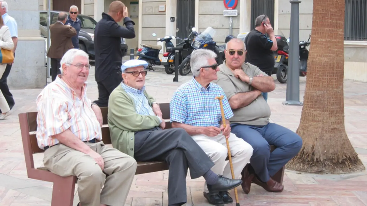  Archivo - Jubilados sentados en un banco. - EUROPA PRESS - Archivo 