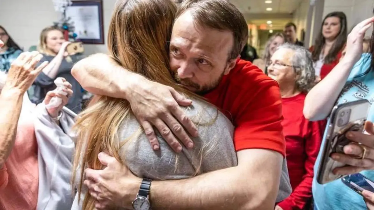  Darrell Lee Clark abrazando a su familia 