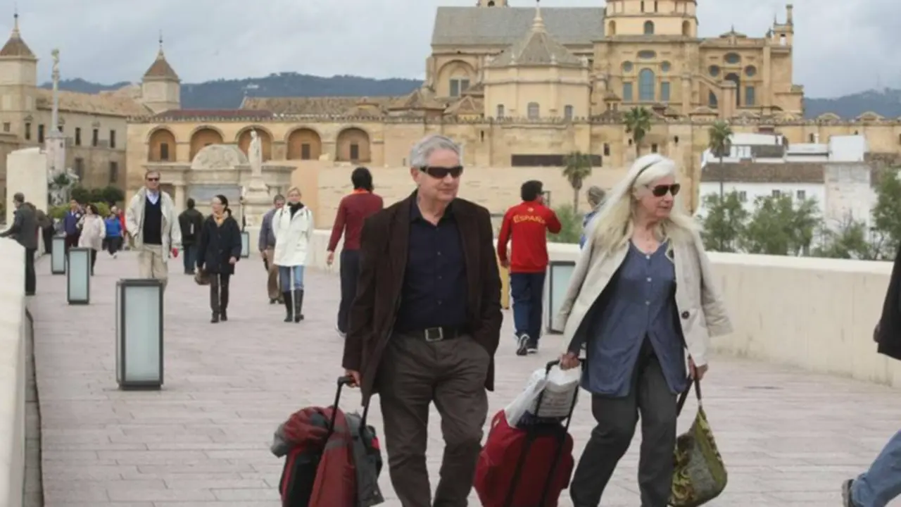  Turistas en el Puente Romano.  