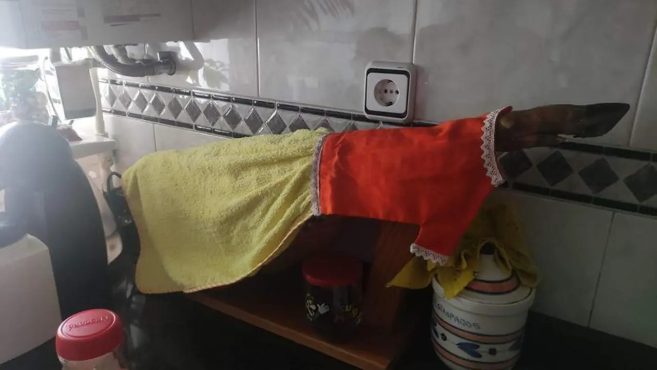  El jam&oacute;n vestido con el traje realizado por la madre de Juan Carlos Mora 