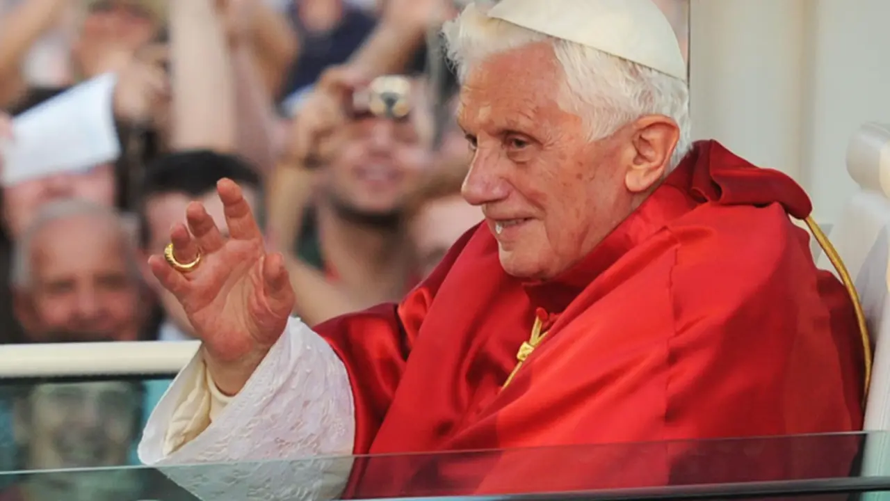  Archivo - Benedicto XVI sentado en su papam&oacute;vil durante su visita a Friburgo. - picture alliance / dpa - Archivo 