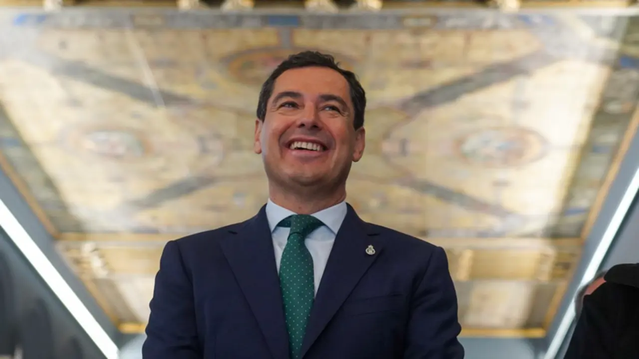  El presidente de la Junta de Andaluc&iacute;a, Juanma , durante el acto del D&iacute;a de la Bandera de Andaluc&iacute;a el pasado 4 de diciembre. - Eduardo Briones - Europa Press 