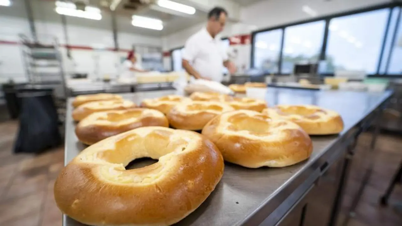  Pasteler&iacute;a artesanal elaborando dulces de navidad 