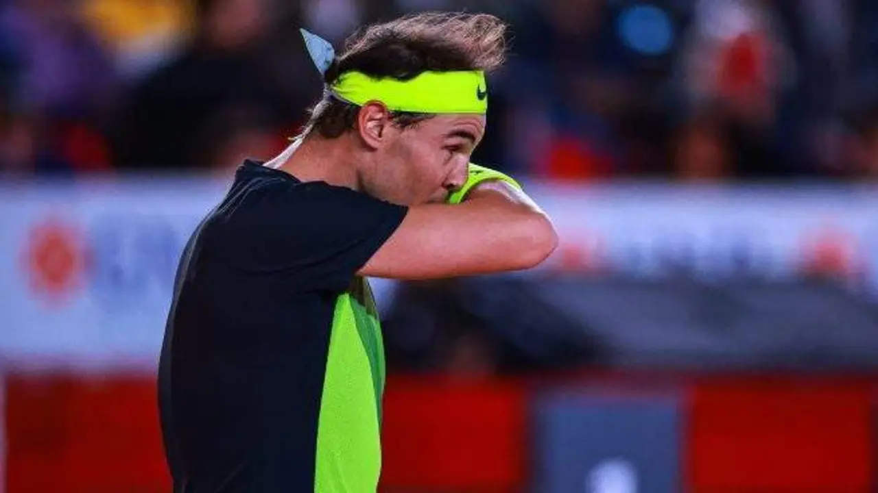 Rafa Nadal sec&aacute;ndose el sudor ante De Mi&ntilde;aur 