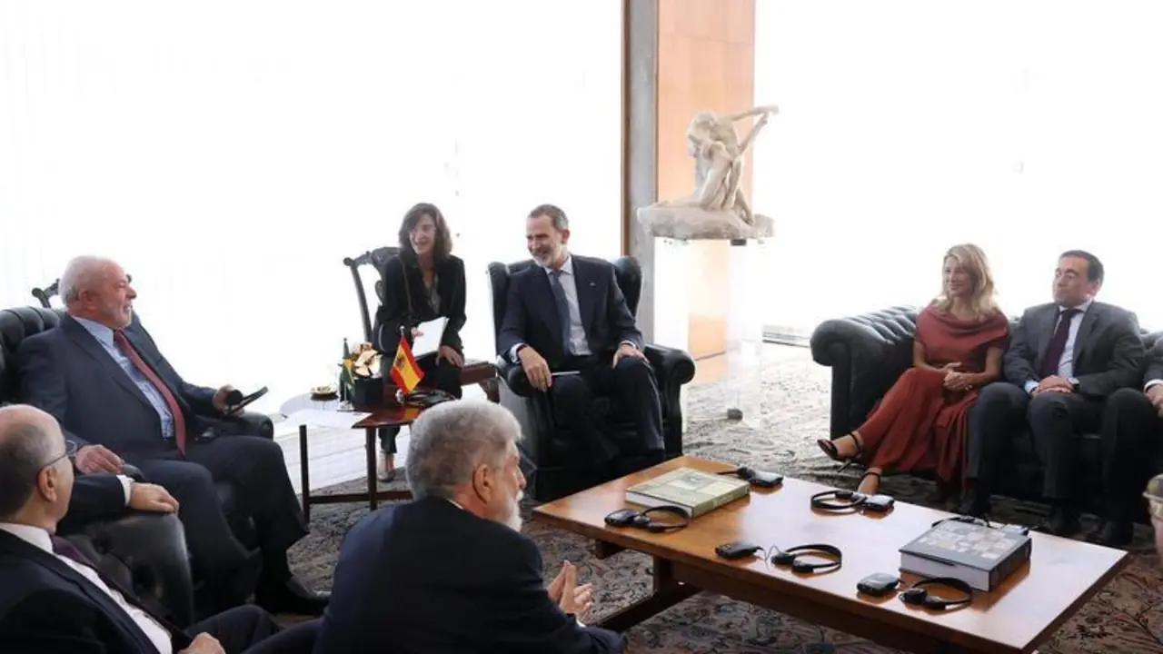  El Rey Felipe VI se re&uacute;ne con el presidente de Brasil, Luiz Inazio Lula da Silva, acompa&ntilde;ado por la vicepresidenta segunda, Yolanda D&iacute;az, y el ministro de Exteriores, Jos&eacute; Manuel Albares 