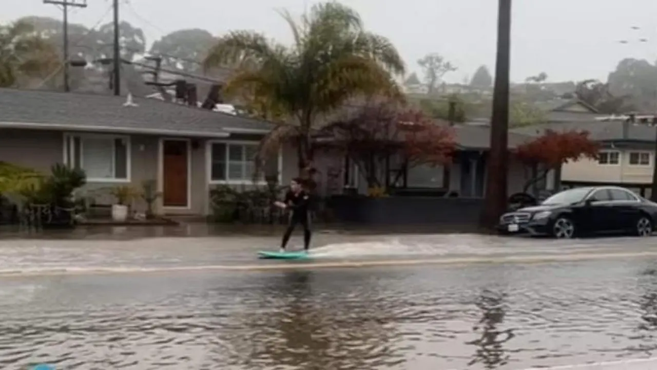  El joven haciendo esqu&iacute; acu&aacute;tico en una calle inundada 