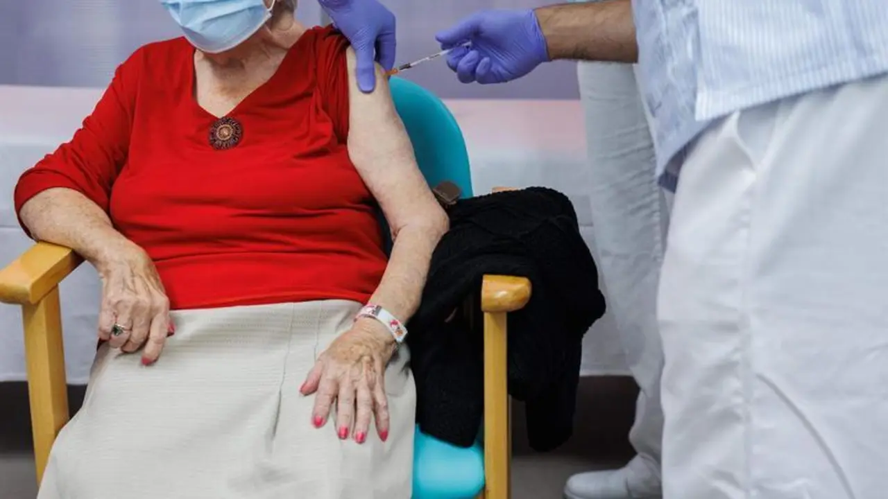  Un enfermero vacuna con la cuarta dosis frente al COVID-19 a una usuaria de una residencia 