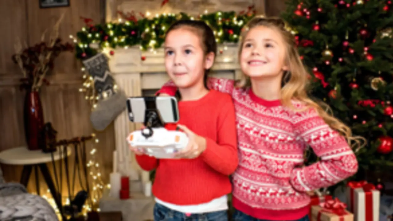  Ni&ntilde;as en navidad con un dron 