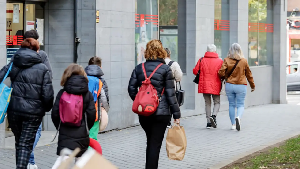  Archivo - Varias personas pasan frente a una oficina de empleo en Madrid - Carlos Luj&aacute;n - Europa Press - Archivo 