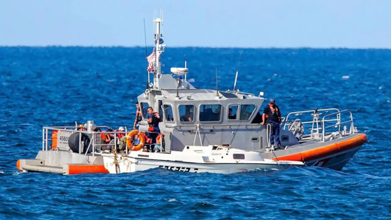  Archivo - Una patrulla de la Guardia Costera de Estados Unidos con migrantes en aguas de Florida - DAVID SANTIAGO / ZUMA PRESS / CONTACTOPHOTO 