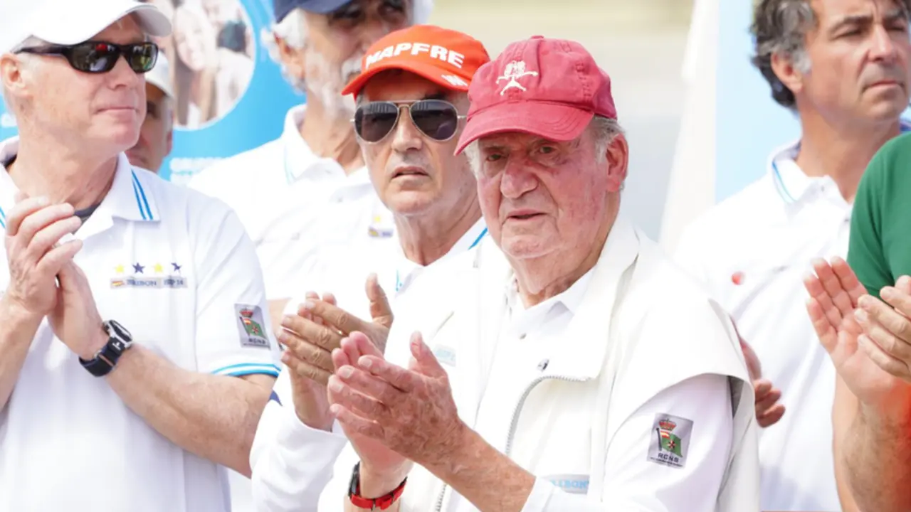  Archivo - El Rey em&eacute;rito Juan Carlos durante la entrega de premios en la clausura de la 3&ordf; Regata del IV Circuito Copa de Espa&ntilde;a 2022 de la clase 6 Metros a 22 de mayo de 2022, en Sanxenxo, Pontevedra - &Aacute;lvaro Ballesteros - Europa Press - Archivo 