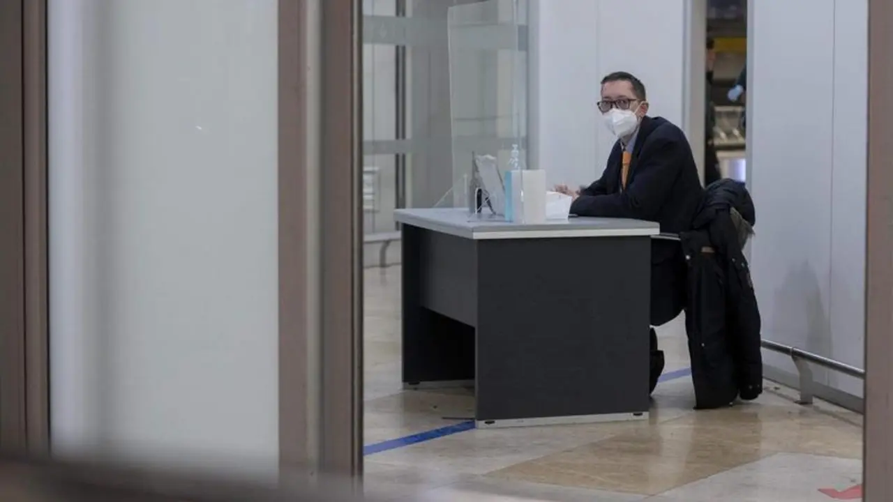  Un trabajador al tiempo que ha llegado un vuelo procedente de Chongqing (China), al aeropuerto Adolfo Su&aacute;rez Madrid-Barajas, a 3 de enero de 2023 