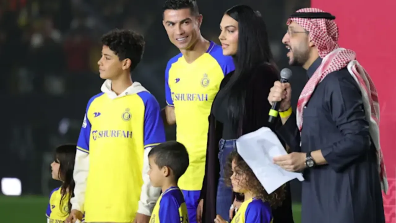  Cristiano Ronaldo junto a su familia, en su presentaci&oacute;n con el Al Nassr 