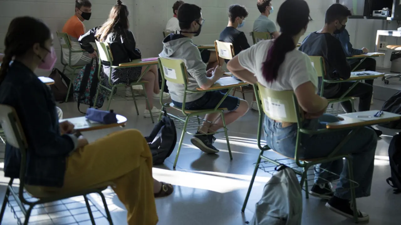  Archivo - Un grupo de estudiantes en un aula de la Facultad de Ciencias del Campus Montilivi de la Universidad de Girona para comenzar los ex&aacute;menes de selectividad 2021, a 8 de junio de 2021, en Girona, Catalunya (Espa&ntilde;a). - Gl&ograve;ria S&aacute;nchez - Europa Press - Archivo 