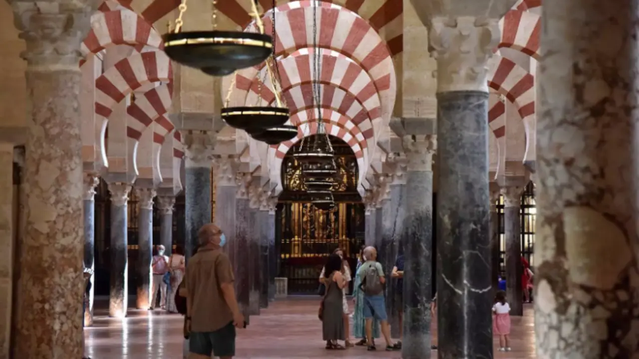  Visitantes y turistas en la Mezquita de C&oacute;rdoba 