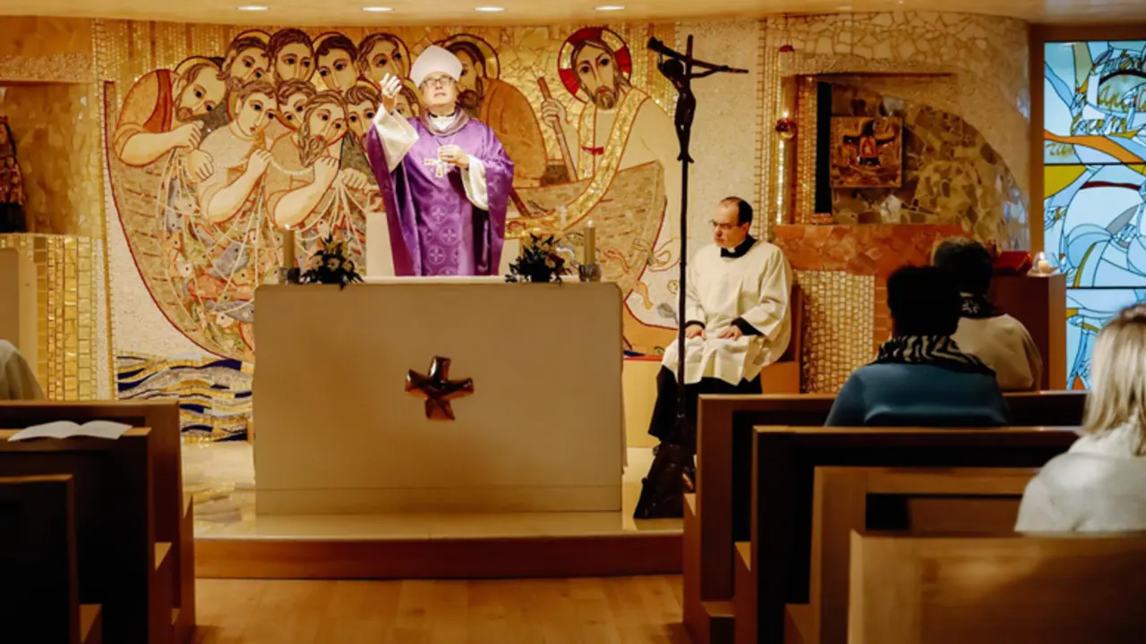  El secretario general de la Conferencia Episcopal Espa&ntilde;ola (CEE) y obispo auxiliar de Toledo, Francisco C&eacute;sar Garc&iacute;a Mag&aacute;n, oficia una eucarist&iacute;a en memoria del Papa em&eacute;rito Benedicto XVI, en la capilla de la Conferencia Episcopal Espa&ntilde;ola. - Carlos Luj&aacute;n - Europa Press 