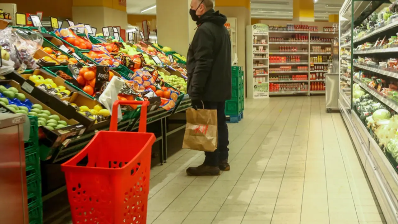  Archivo - Un hombre en la secci&oacute;n de fruter&iacute;a de un supermercado de Madrid - Ricardo Rubio - Europa Press - Archivo 