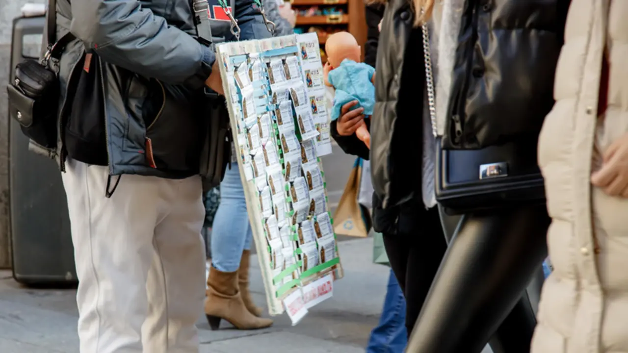  Un vendedor de loter&iacute;a para el Sorteo Extraordinario del Ni&ntilde;o, a 2 de enero de 2023, en Madrid (Espa&ntilde;a). El Sorteo Extraordinario del Ni&ntilde;o celebra su 80&ordf; edici&oacute;n coincidiendo con el d&iacute;a de los Reyes Magos. La loter&iacute;a del Ni&ntilde;o reparte hasta 700 millones de - Carlos Luj&aacute;n - Europa Press 